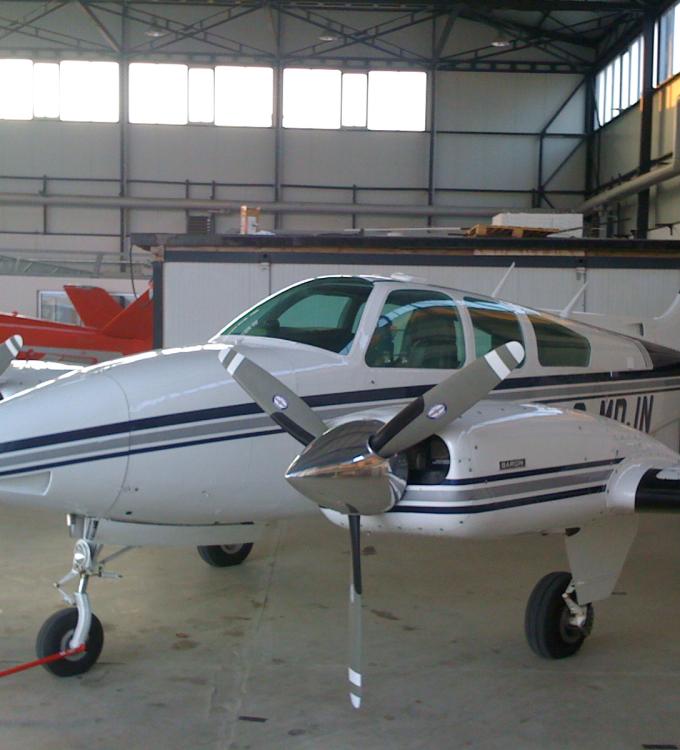 Beech Baron 003.jpg